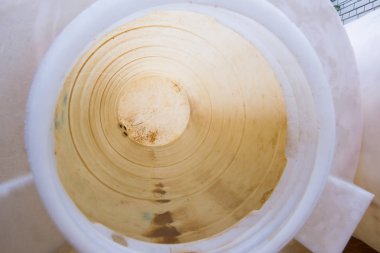 Kirli paslı tortu alt ve plastik tankın hacmi bir metreküp içme suyu içinde duvarlar