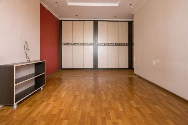 Интерьер пустой комнаты, встроенный гардероб — стоковое фото
