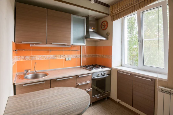 Het interieur van een lege keukenuitrusting te koop — Stockfoto