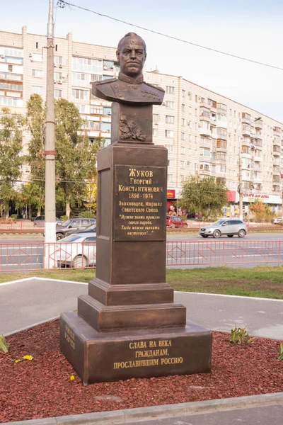 Volgograd, Rússia - 23 de outubro de 2016: monumento de Zhukov perto do edifício da margem da Rússia, filial de Krasnoarmeisk? 7247, no distrito de Krasnoarmeysk de Volgograd — Fotografia de Stock
