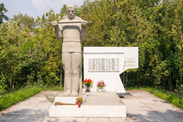 Anapa, Rússia- 28 de agosto de 2016: sepultura de soldados soviéticos que morreram durante a libertação da aldeia dos invasores Dzhemete Anapa Rússia — Fotografia de Stock