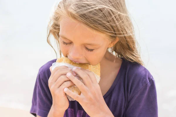 En hungrig tjej med en aptit för att äta paj — Stockfoto