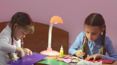 Çocuklar el sanatları, renkli karton, makas ile bir kesim yaparken ikinci kesme noktası kalem işaretleri.