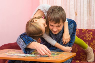 Kızım Papa'nın omuzlarına tırmandı Papa mozaik toplar