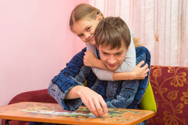 Benim kızım baba sarıldı baba mozaik toplar olduğunu