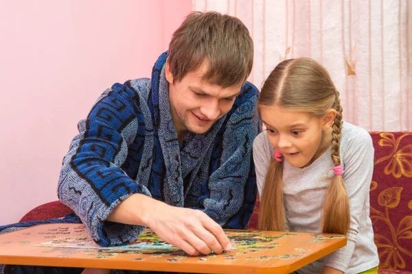 Papa nasıl bulmacalar bir resim monte etmek için kızı gösterir