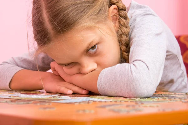 La ragazza era molto stanca assemblare una foto da puzzle — Foto Stock