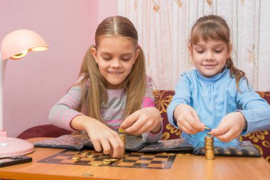 İki çocuk paraları kuleleri inşa