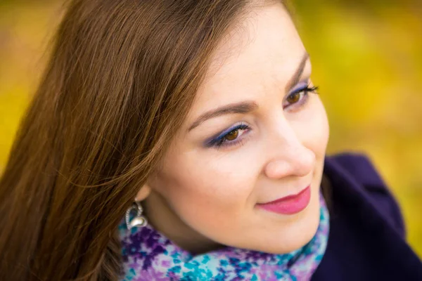 Frottez la belle fille de près sur fond flou de feuilles d'automne — Photo