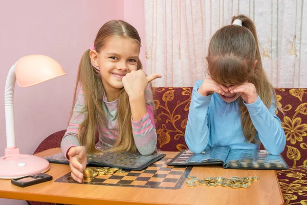 Oudere zus kwetsen haar jongere zus en haar lachen — Stockfoto