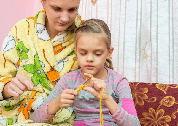 Mamá muestra cómo aprender a tejer — Foto de Stock