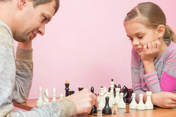 Påven och sjuåriga dotter spela schack — Stockfoto