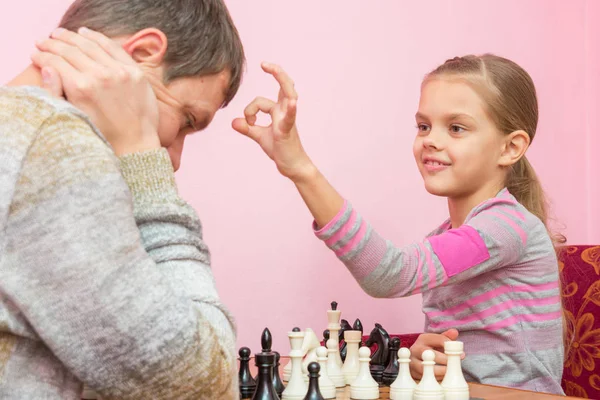 Min dotter har ett finger på påvens huvud, som förlorat en lek av schacket — Stockfoto