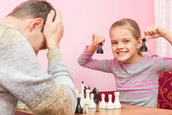 Moja córka jest szczęśliwy, że papież grał dwa pionki i wygrać w szachach — Zdjęcie stockowe