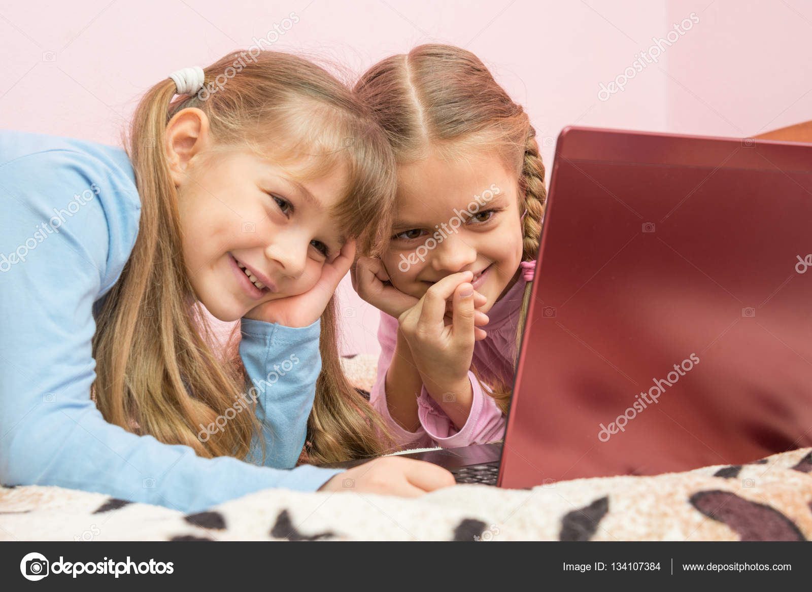 Soeurs Regarder Un Dessin Animé Sur Un Ordinateur Portable