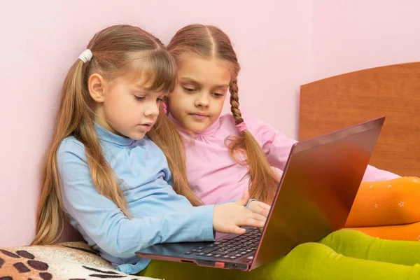 Dos chicas empujando una consulta de búsqueda en un teclado portátil — Foto de Stock