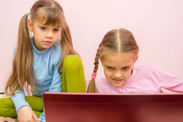 Meisjes kijken naar het scherm een beetje moe van de weergave — Stockfoto