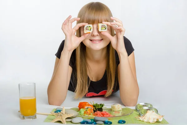 若い女の子を入れてあなたの目のロールし、笑顔でフレームに見える — ストック写真