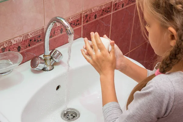 Руки девушки с мылом — стоковое фото