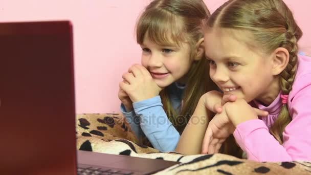 Дети с различными эмоциями весело смотреть на экран ноутбука — стоковое видео