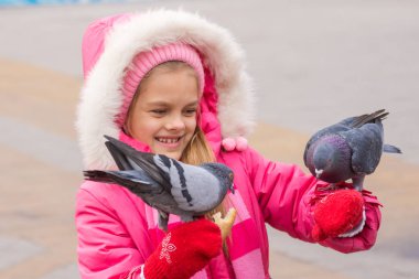 kız pembe ceket ekmek güvercinler eller besleniyor