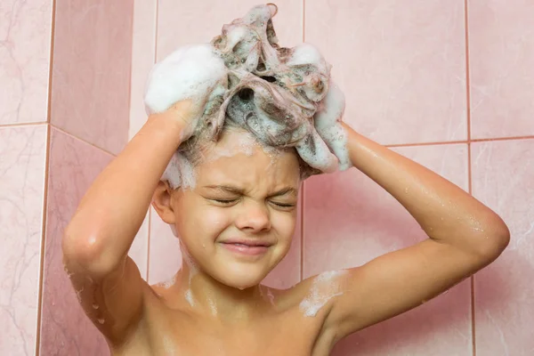 Yedi yaşındaki bir kızın saçını şampuanla yıkama — Stok fotoğraf
