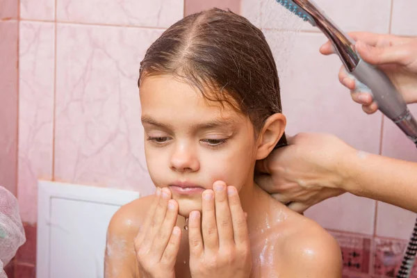 The girl thought until my mother washes her long hair — Stock Photo, Image