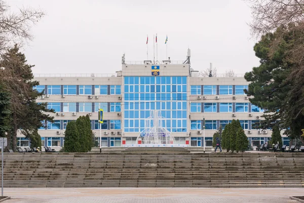 Anapa, Rusia - 19 de diciembre de 2016: centro turístico de la administración de la ciudad de Anapa y el parque central en invierno —  Fotos de Stock