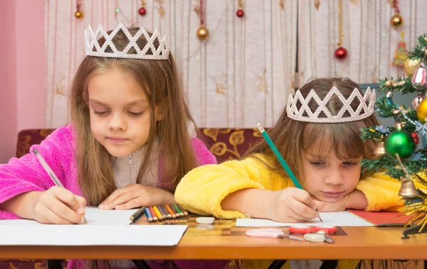 Sorgliga systrar skriver ett brev till jultomten — Stockfoto