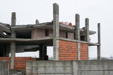 Standartların altında inşaat malzemelerin kullanımı tavan çöküşü neden olmuştur