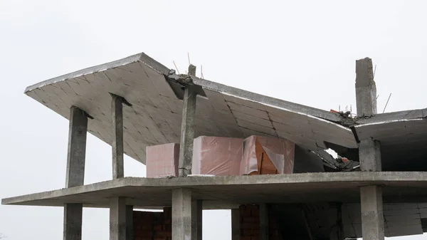 Upadek z dachu budynku, gdy nieuczciwe — Zdjęcie stockowe