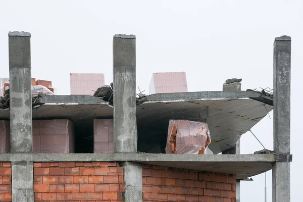 El colapso de la losa del suelo en la construcción de la casa —  Fotos de Stock