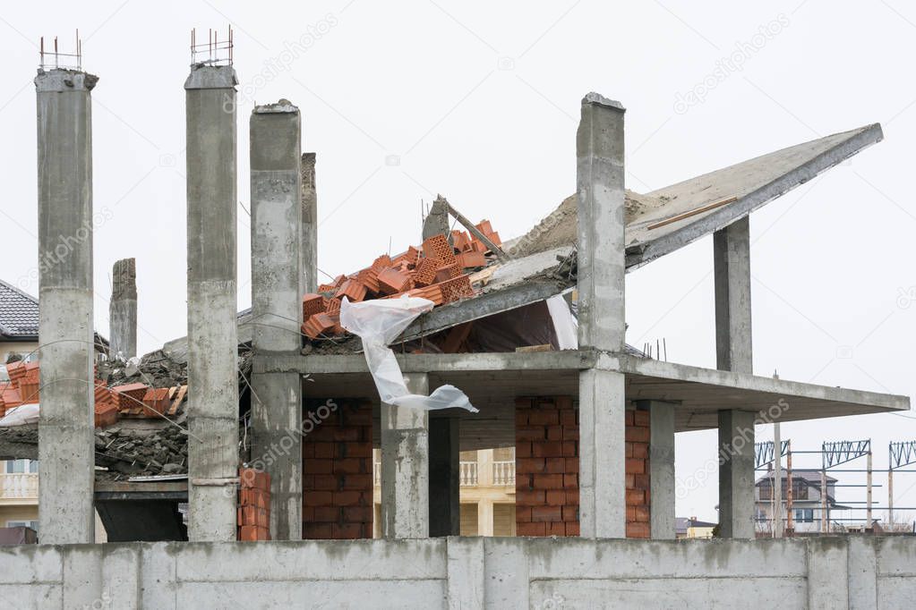 Effects of the use of unreliable supporting structures during the construction of the house