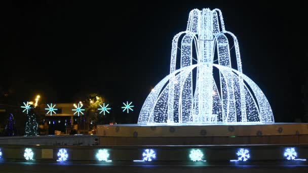 Anapa, Oroszország - 2017. január 7.: Éjszakai kilátás a kút, az üdülőhely város, Anapa adminisztráció az újévi ünnepek alatt — Stock videók