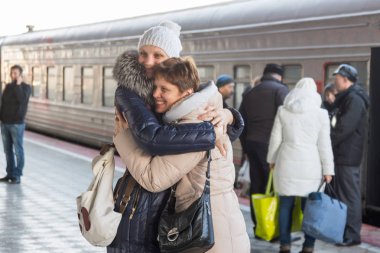 Yetişkin kızı annemin tren istasyonunda bir araya geldi