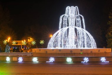 Anapa, Rusya - 7 Ocak 2017: Gece görünümü çeşmenin, resort kasaba Anapa yönetim yeni yıl tatilinde