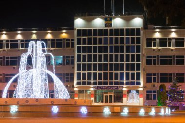 Anapa, Rusya - 7 Ocak 2017: Gece görünümünü Anapa city resort ve Çeşme İdaresi yılbaşı tatilleri