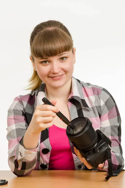 Fotograf čistí přední části objektivu na fotoaparátu a podíval se do rámečku — Stock fotografie