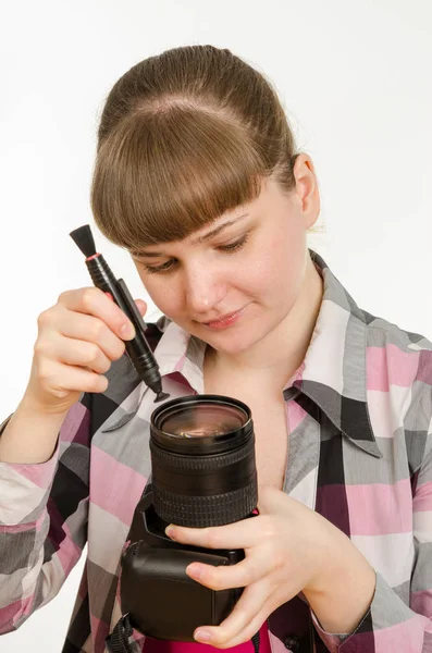 Fotograf čistí přední části objektivu na fotoaparátu — Stock fotografie