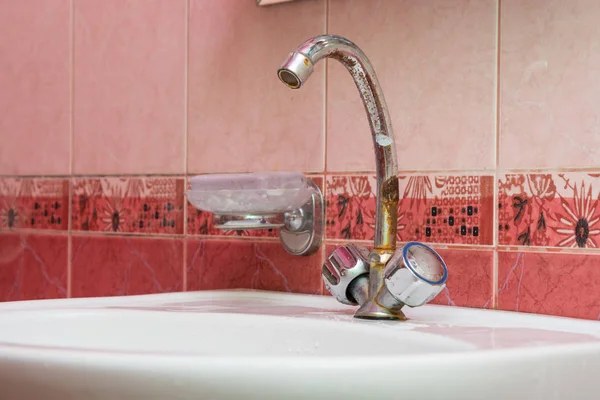 Lavabo montado con una grúa oxidada — Foto de Stock