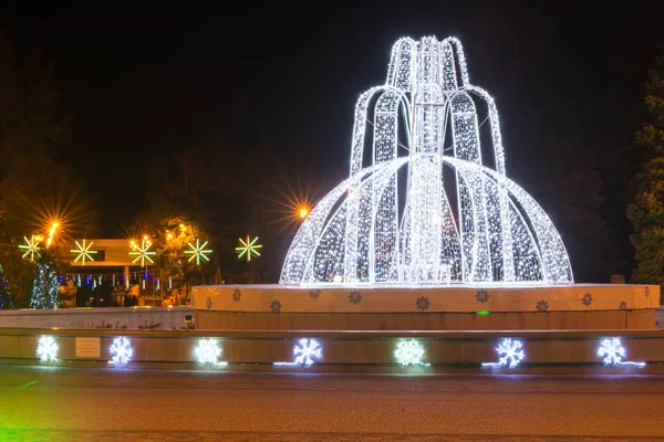 Anapa, Russia - January 7, 2017: Night view of the fountain at the resort town of Anapa Administration during the New Year holidays — Stock Photo, Image