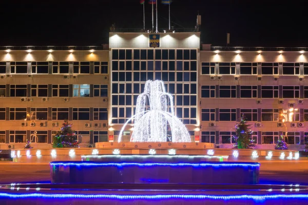 Anapa, Rusia - 7 de enero de 2017: Paisaje nocturno con vistas a la administración de la ciudad de Anapa y la fuente frente a ella en las vacaciones de Año Nuevo —  Fotos de Stock