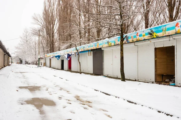 Vityazevo, Rússia - 9 de janeiro de 2017: Vista do inverno fechada e saqueada salões a caminho do mar na aldeia resort Vityazevo, região de Krasnodar — Fotografia de Stock