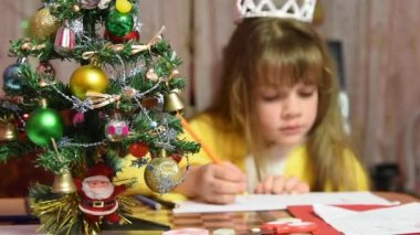Kürk-ağaç onun önünde odaklanan tablo Noel deseni kız çizer