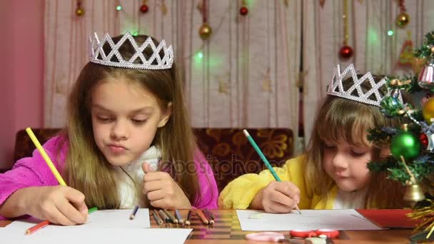 Sœurs interférer les uns avec les autres et se battre pour dessiner à une table dans un cadre de Noël — Video