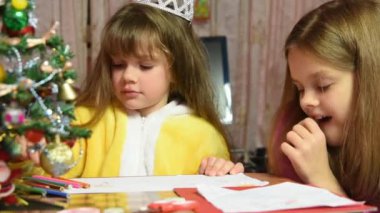 Bir kız bir resim New Year's Eve, onu izlerken başka bir eğlence çizer.