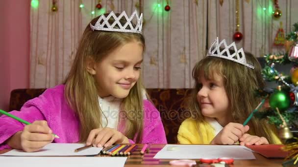 Irmãs se divertindo discutindo escreveu em uma carta para Papai Noel desejos e presentes — Vídeo de Stock