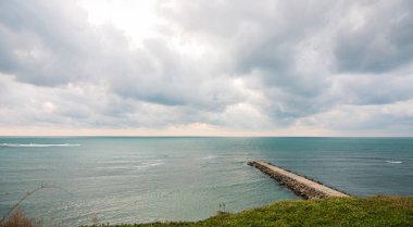 Mesafe içine uzanan iskele ile Seascape