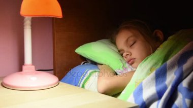 Adamın elinde bir masa lambası ışıktan beşik düşmüş uykuda kızı çıktı