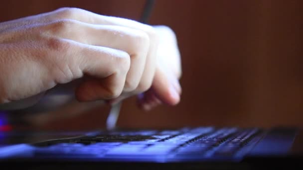 Mains en l'air sur un clavier d'ordinateur portable, gros plan 